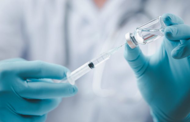 Prefeitura de SP amplia imunização para profissionais